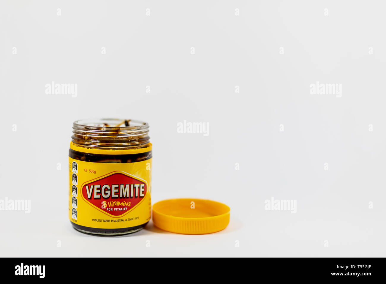 A ouvert un pot de Vegemite, isolé sur fond blanc Banque D'Images