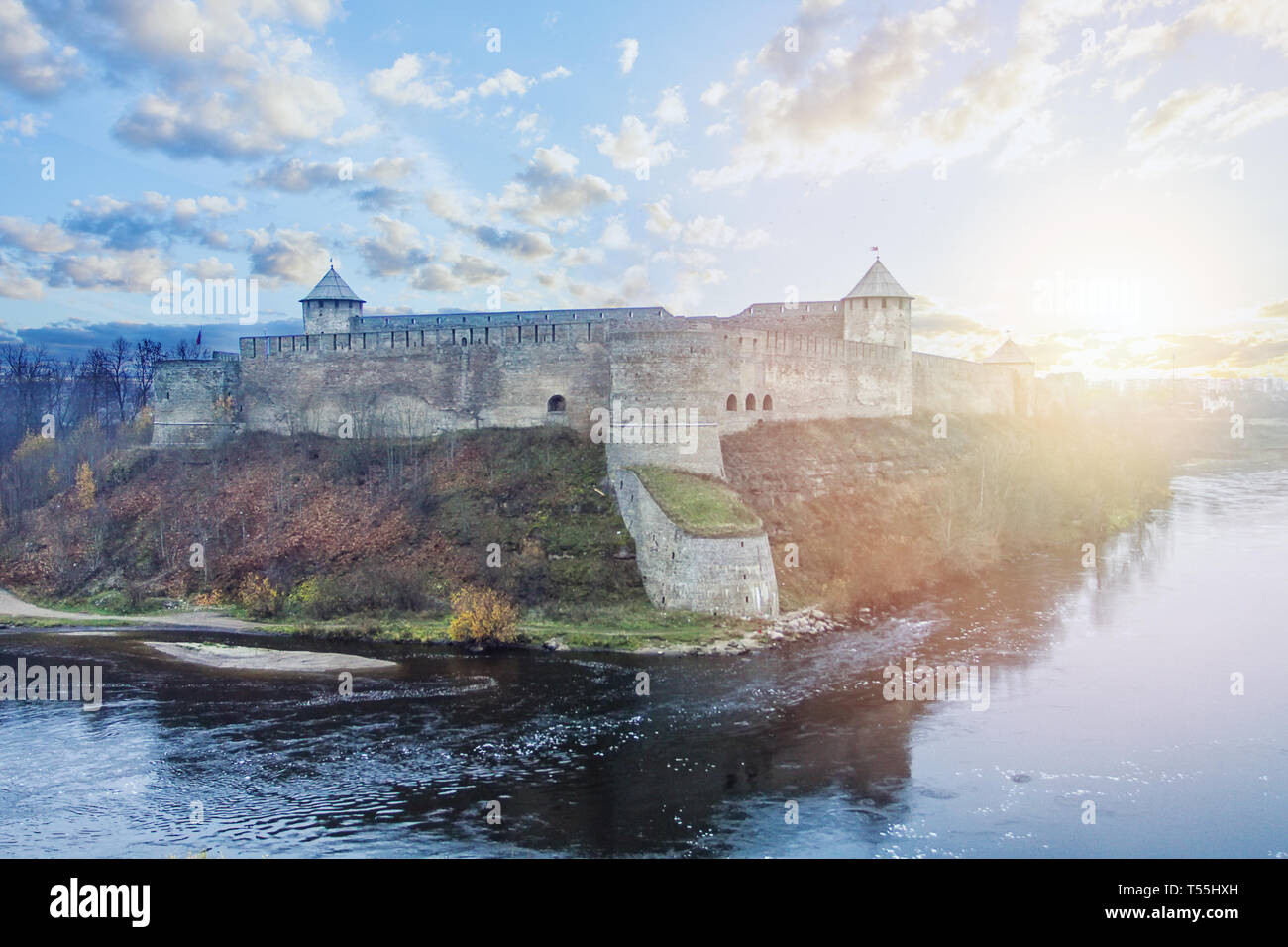 Ivangorod ville et Narva, la Russie. Ancienne forteresse et château, monument russe Banque D'Images