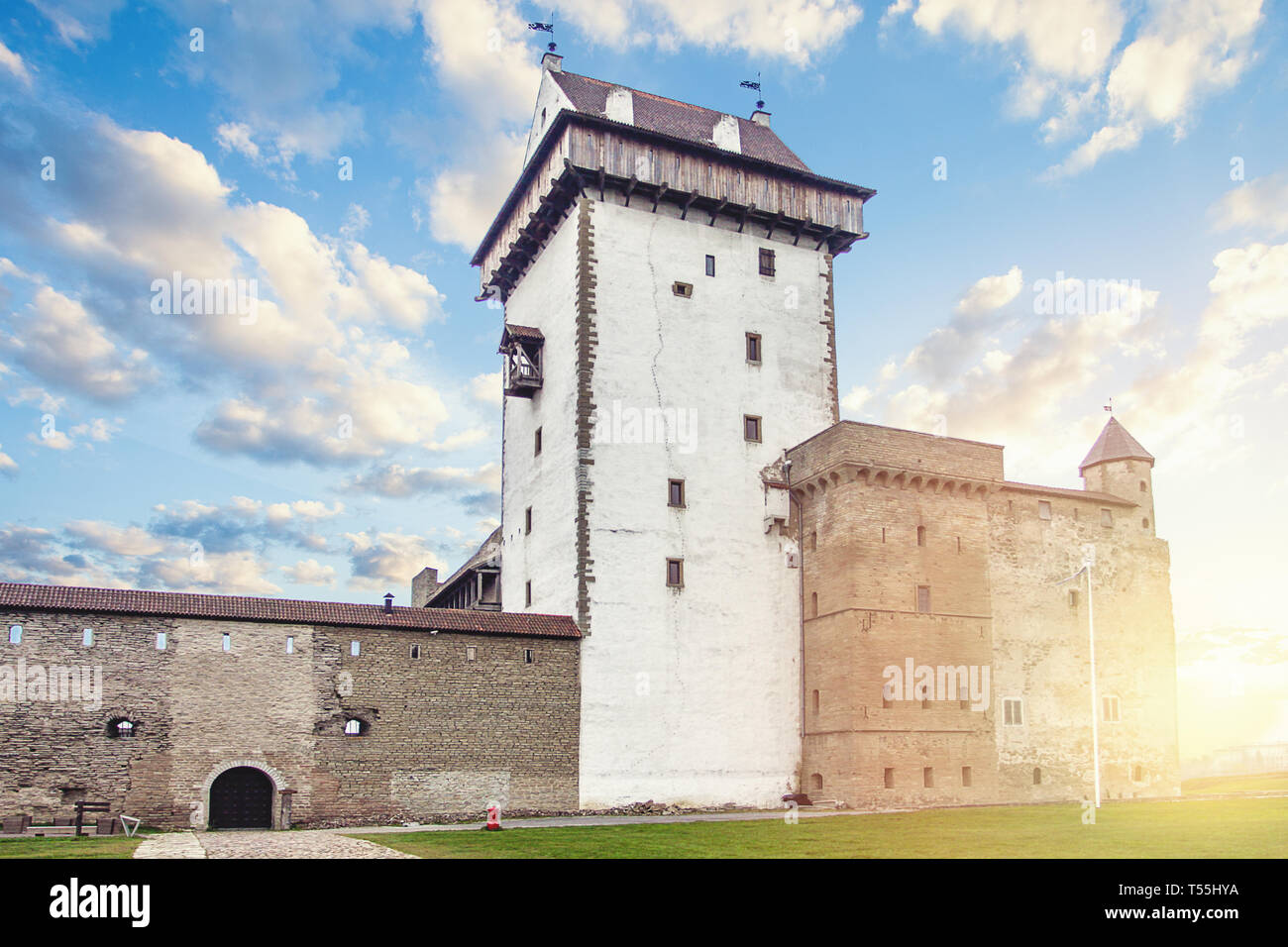 Narva, Estonie. Ancienne forteresse et château, monument dans la région baltique Banque D'Images