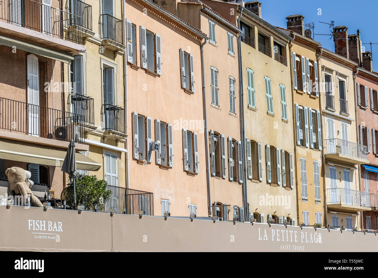 Strada Bella, La Petite Plage Restaurant ouvert, Café de Paris, l'Hôtel Sube, Nouvelle Exposition de voitures, le Port de Saint Tropez Sportmer 12-14 Avril 2019 Banque D'Images
