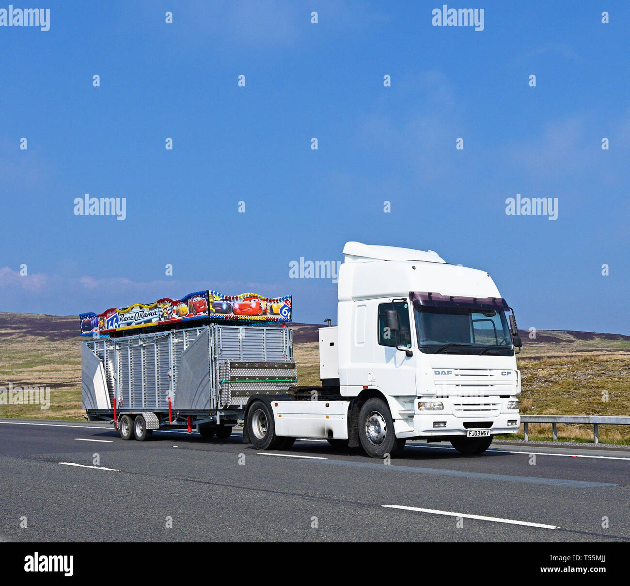 La race o Rama fairground Ride trailer tiré par le VHG. Autoroute M6, Southbound, Shap, Cumbria, Angleterre, Royaume-Uni, Europe. Banque D'Images La race o Rama fairground Ride trailer tiré par le VHG. Autoroute M6, Southbound, Shap, Cumbria, Angleterre, Royaume-Uni, Europe. Banque D'Images