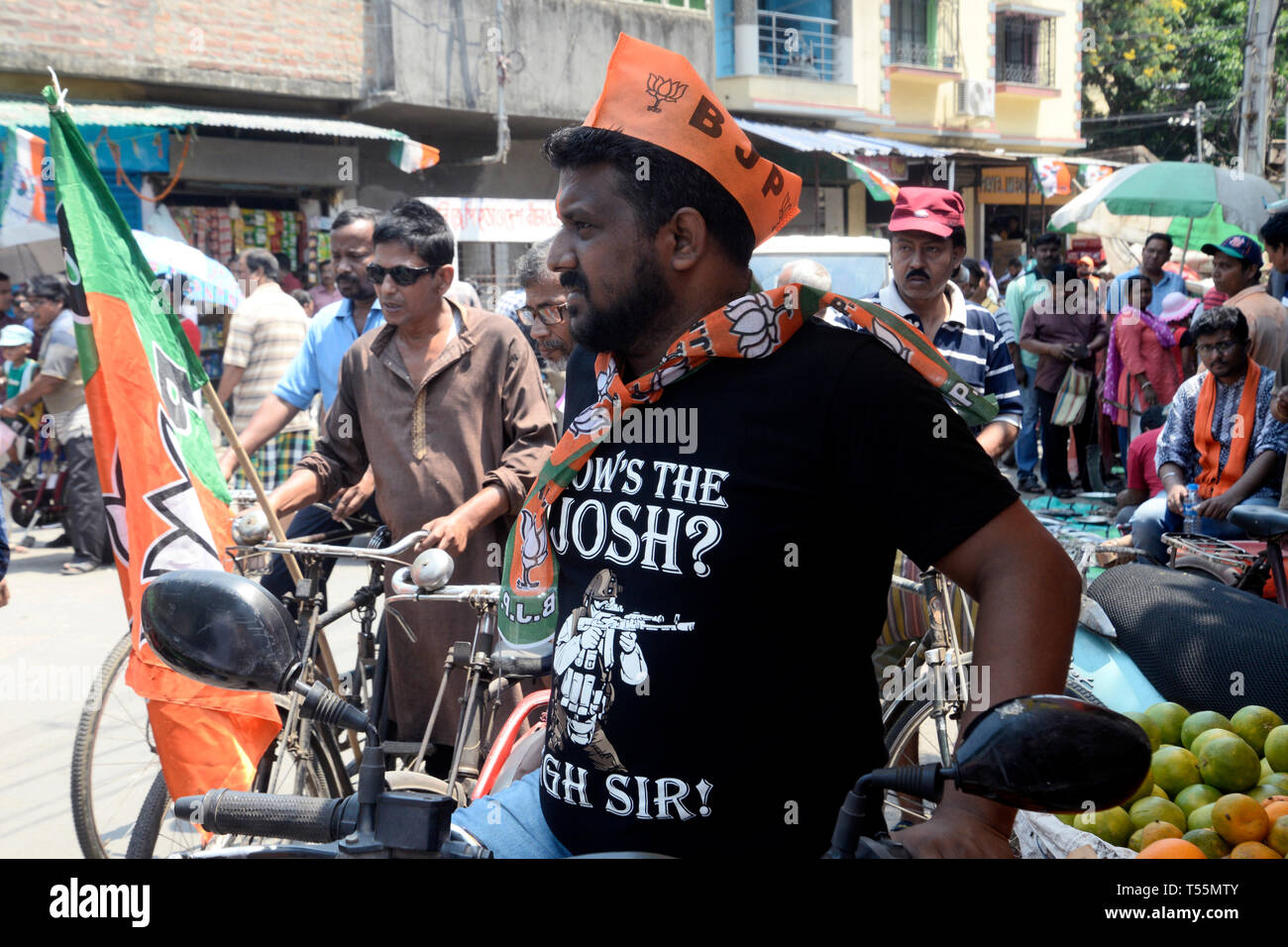 Kolkata, Inde. Apr 21, 2019. Bharatiya Janta Party ou activiste BJP prend part à une campagne électorale pour leur de South Kolkata Lok Sabha circonscription Chandra Kumar Bose avant de Lok Sabha sondages. Credit : Saikat Paul/Pacific Press/Alamy Live News Banque D'Images