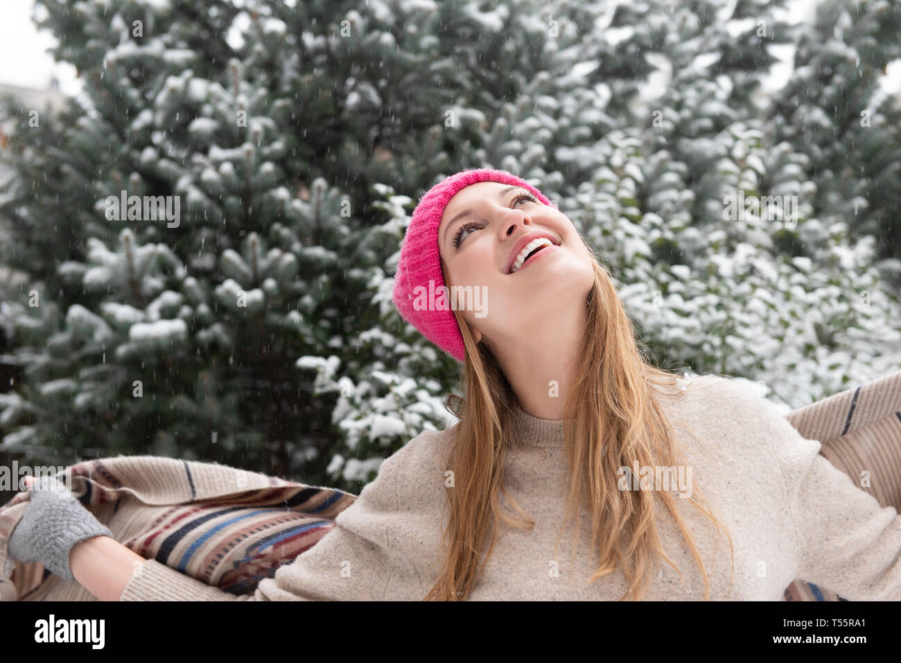 Jeune femme portant chapeau laineux dans la neige jusqu'à la Banque D'Images Jeune femme portant chapeau laineux dans la neige jusqu'à la Banque D'Images