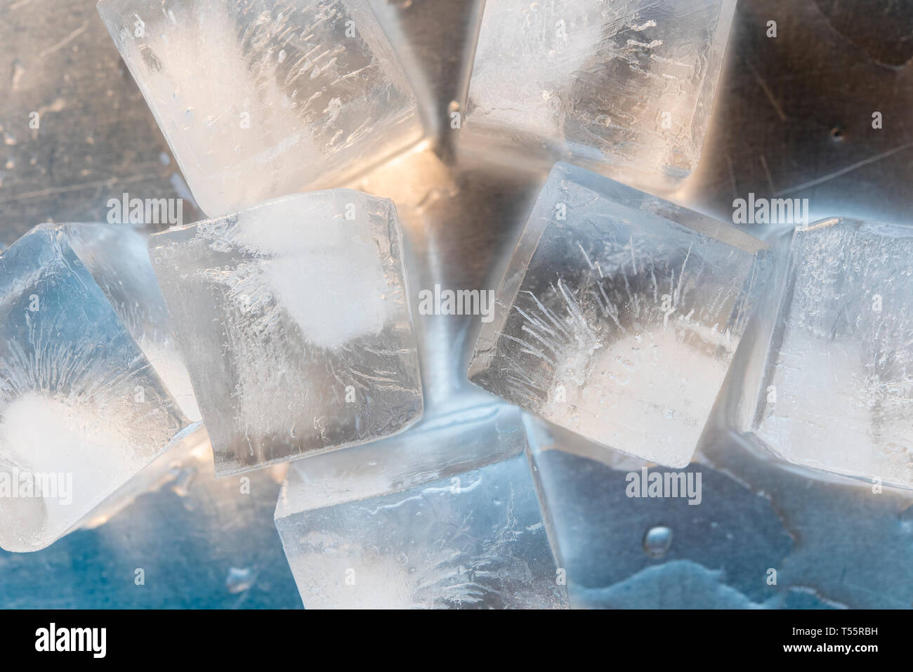 Des cubes de glace sur la surface en argent Banque D'Images Des cubes de glace sur la surface en argent Banque D'Images