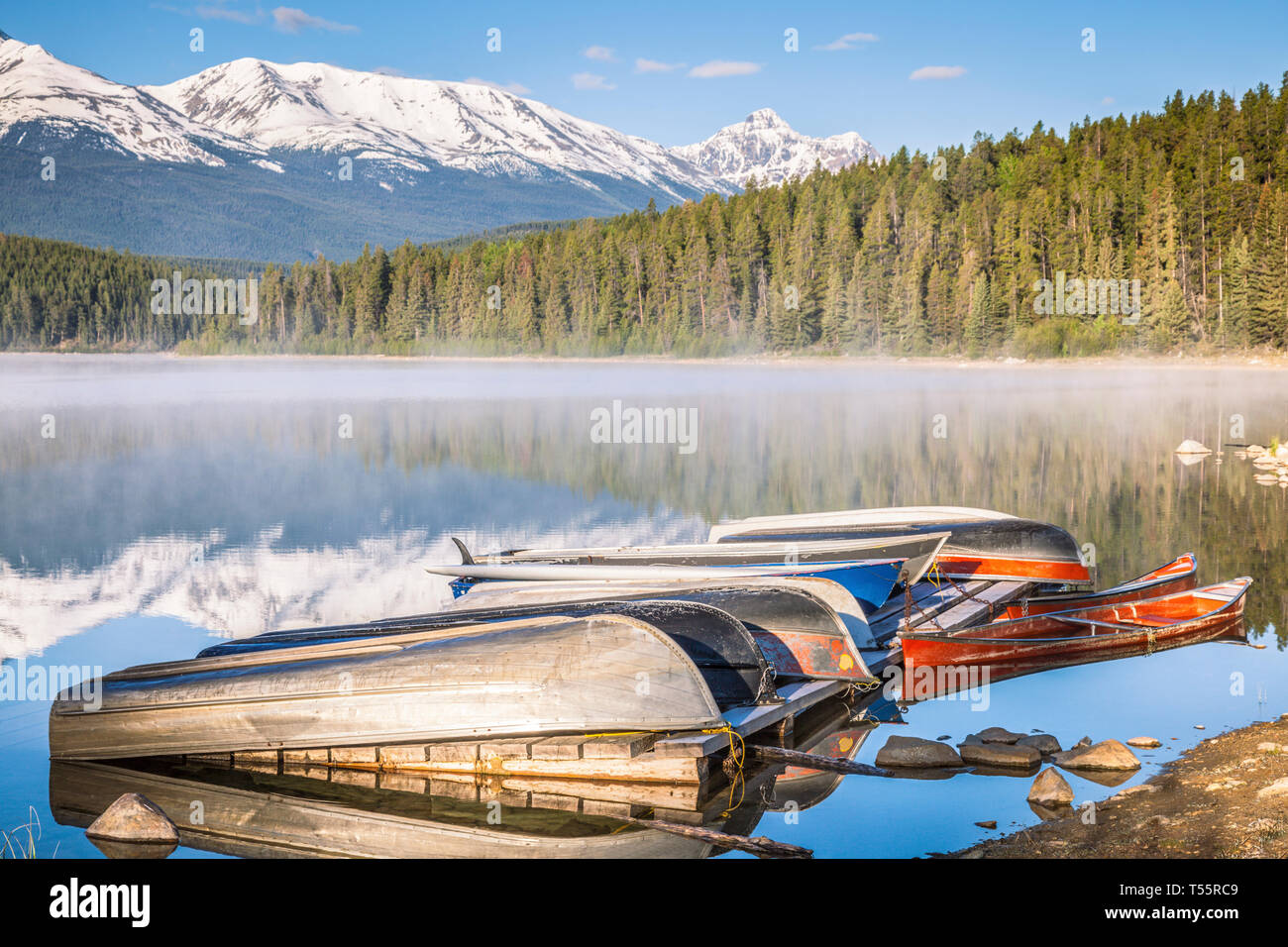 Canoës sur Patricia Lake dans le parc national Jasper, Alberta, Canada Banque D'Images