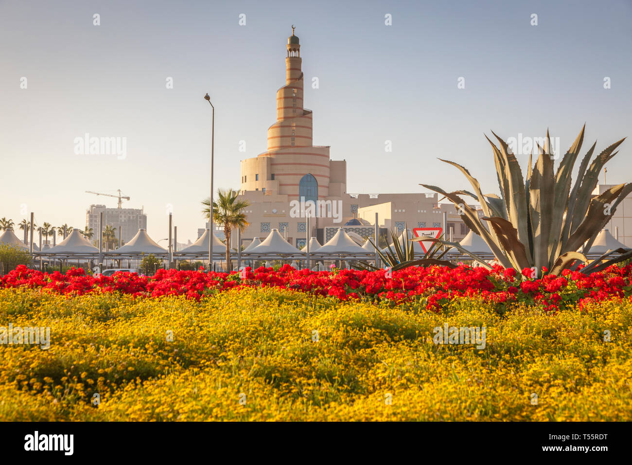 Par le jardin de la mosquée Al Fanar à Doha, Qatar Banque D'Images