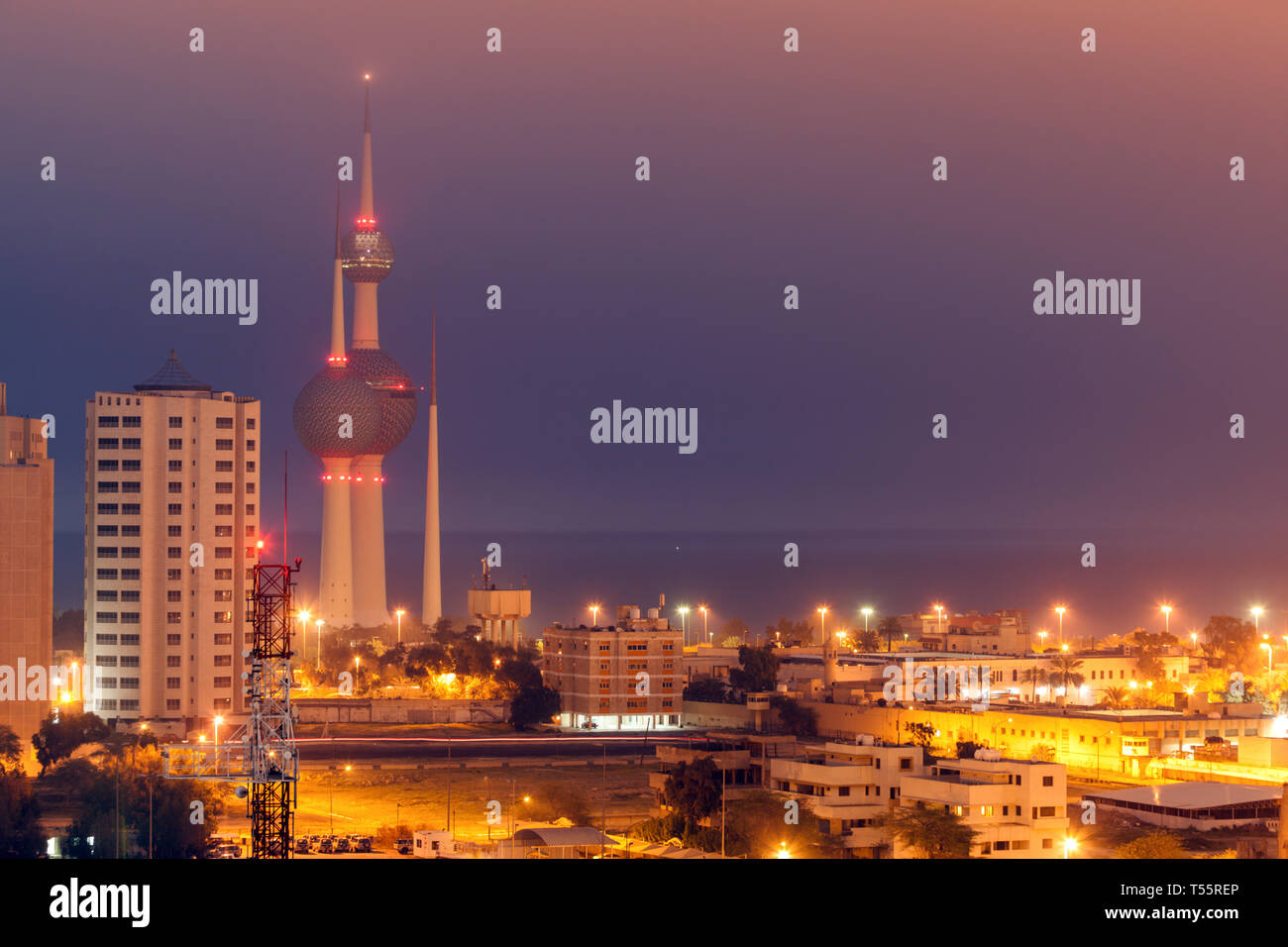 Skyline avec Kuwait Towers dans la nuit dans la ville de Koweït, Koweït Banque D'Images