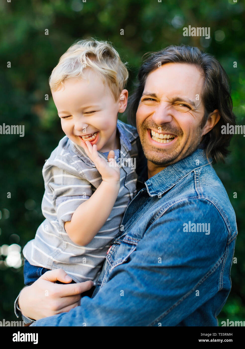 Smiling père tenant son fils Banque D'Images