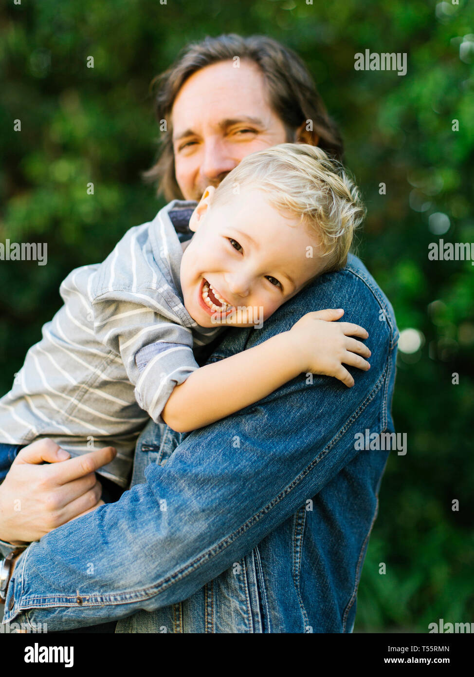 Smiling père tenant son fils Banque D'Images