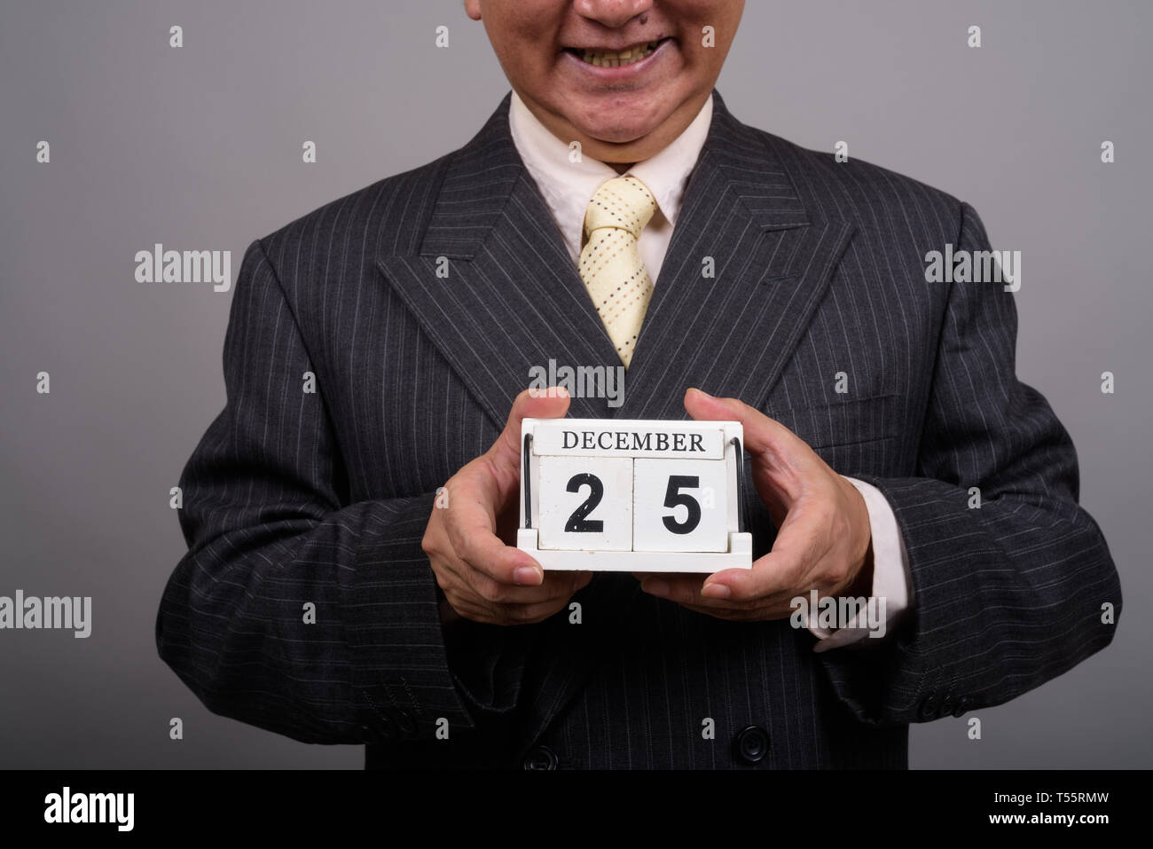 Mains de mature Asian businessman holding contre blocs calendrier Banque D'Images