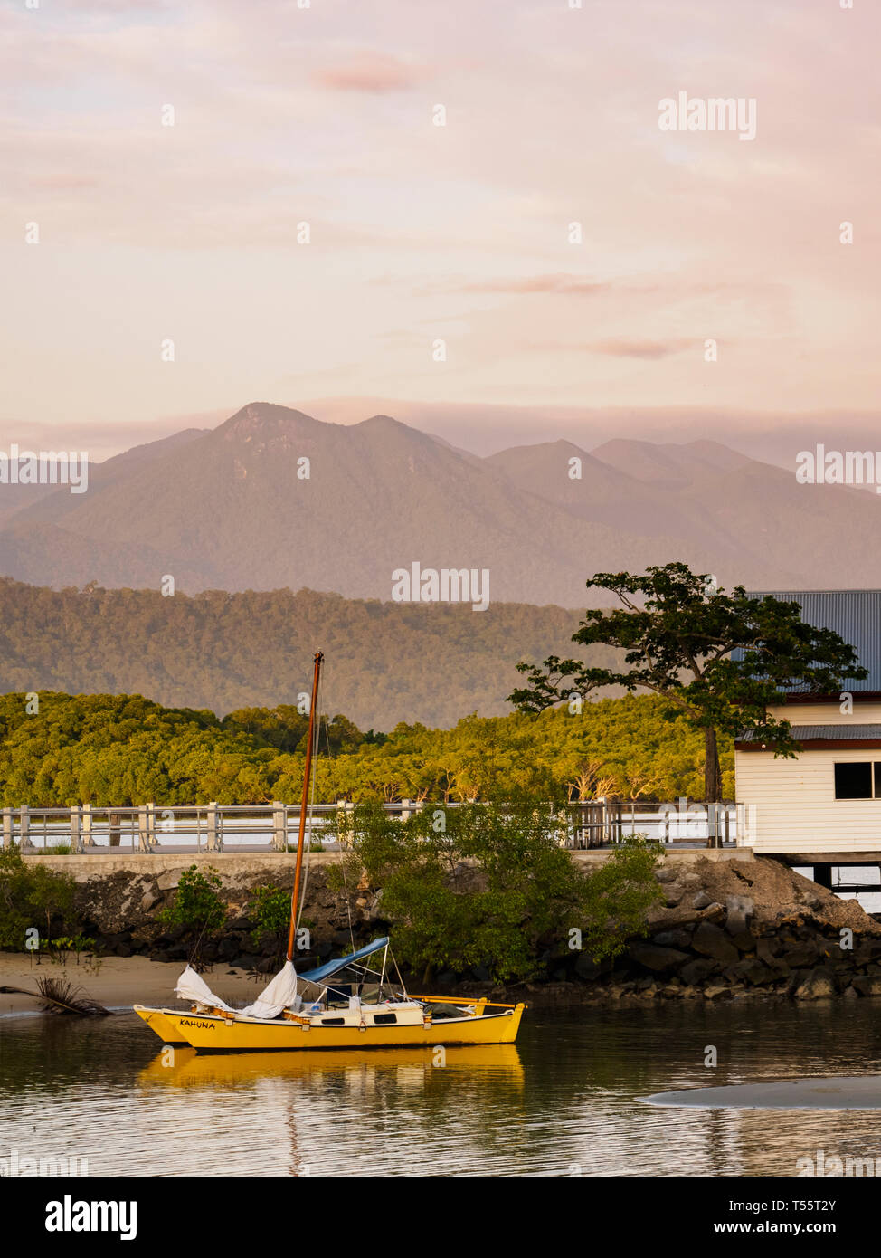 Voilier jaune sur la plage au coucher du soleil à Port Douglas, Australie Banque D'Images