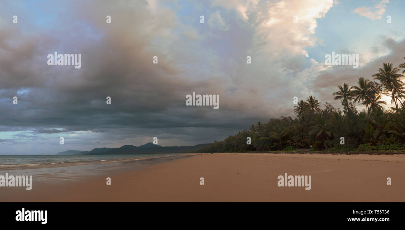 Plus de Cloudscape plage à Port Douglas, Australie Banque D'Images
