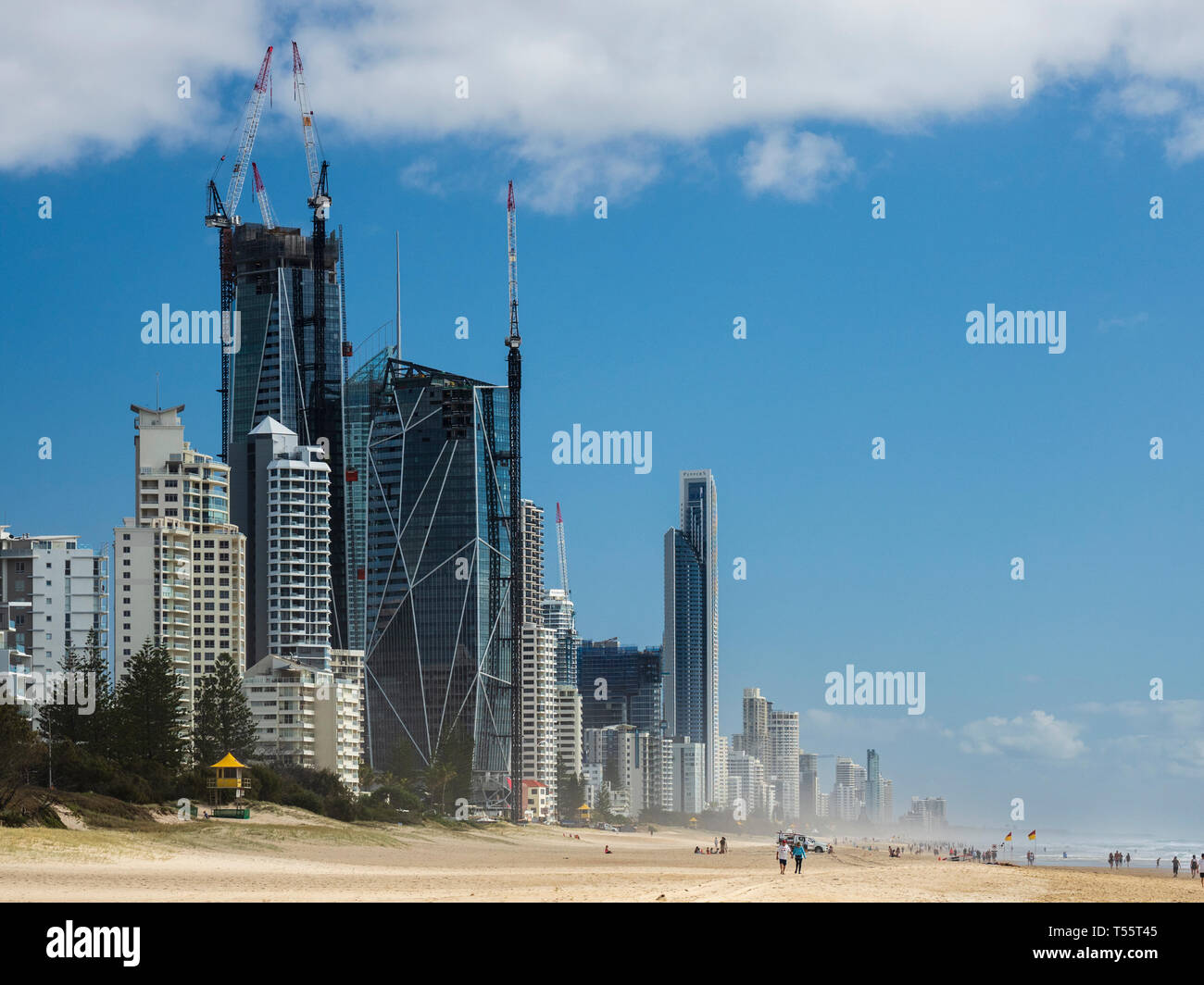 Skyline moderne par plage de Surfer's Paradise, Australie Banque D'Images