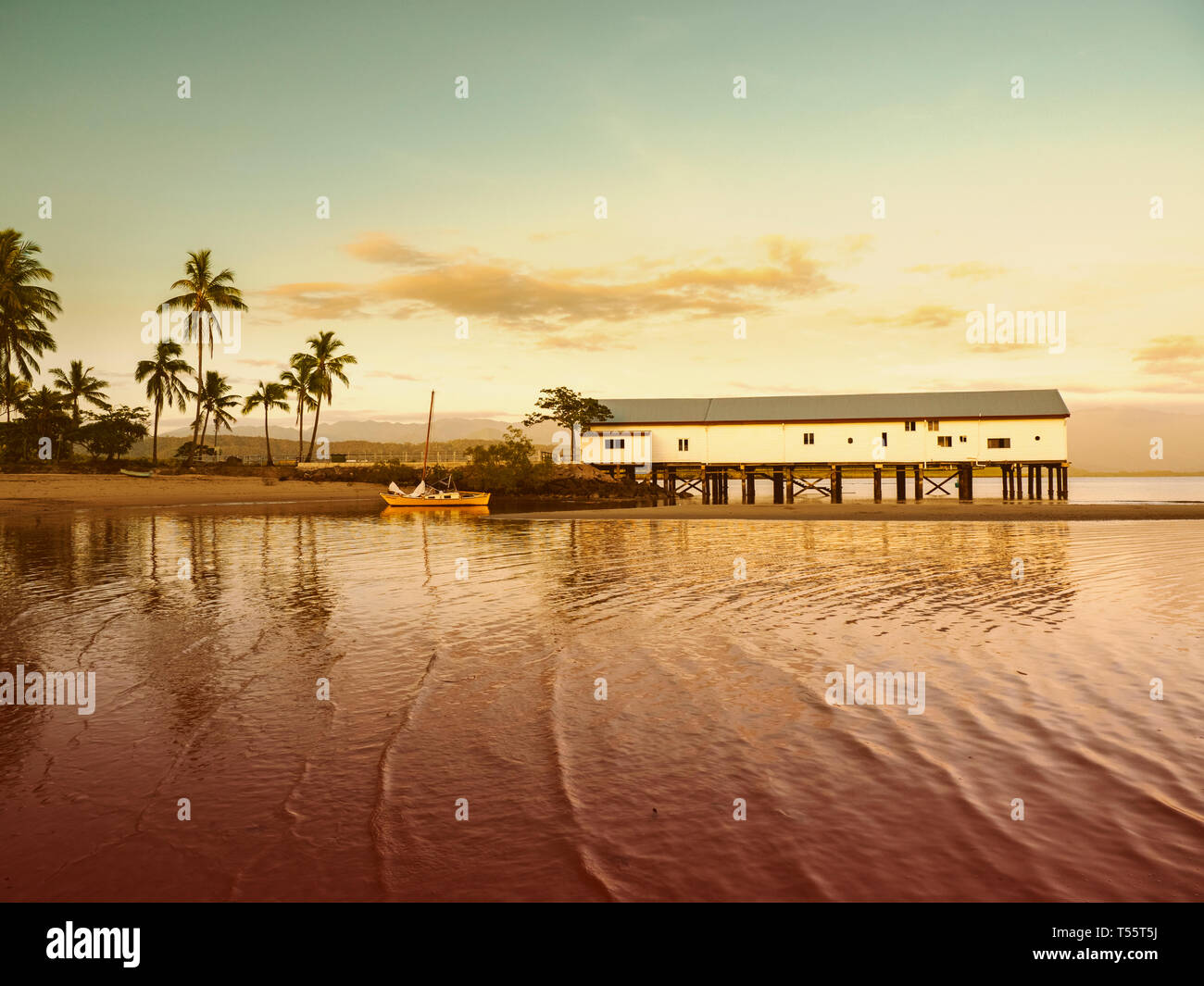 Immeuble de plage au coucher du soleil à Port Douglas, Australie Banque D'Images