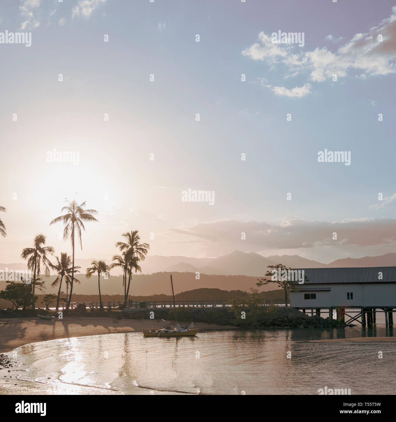 Immeuble de plage au coucher du soleil à Port Douglas, Australie Banque D'Images