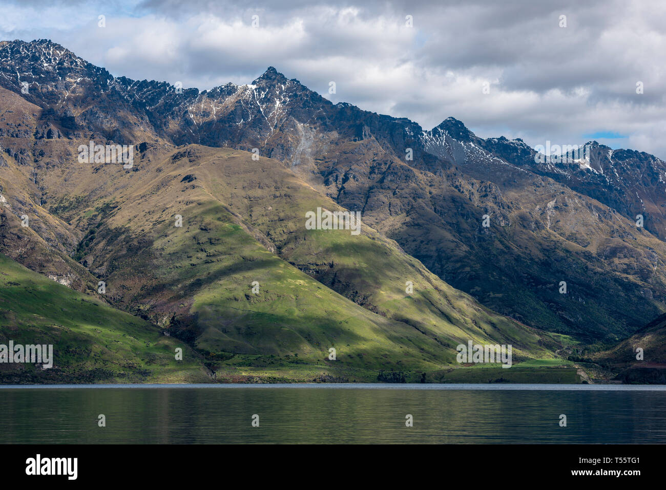 Le Lac Wakatipu montagnes par près de Queenstown, Nouvelle-Zélande Banque D'Images