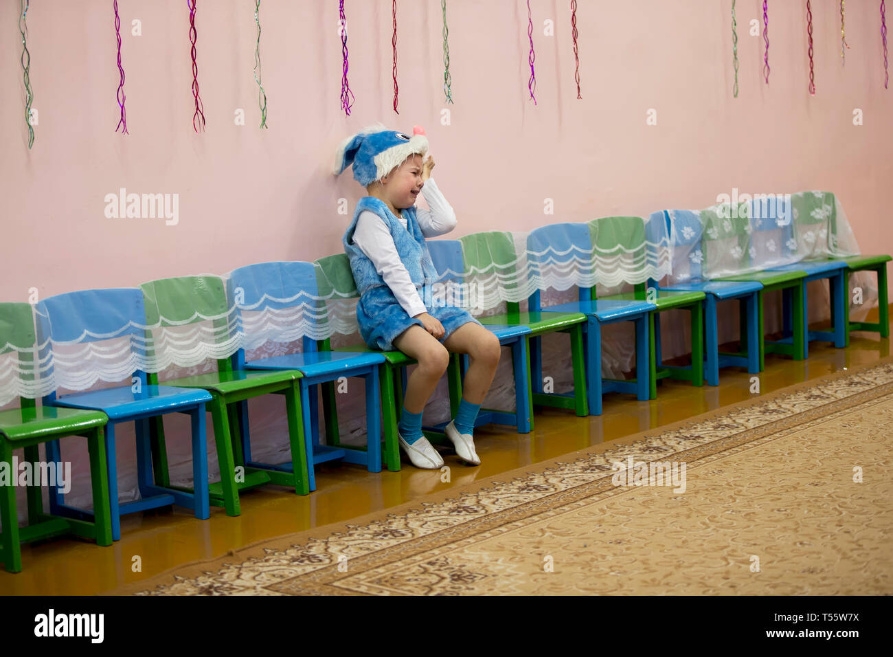 Biélorussie, Minsk, le 27 décembre 2017. Maison de vacances d'enfants en maternelle. L'enfant pleure à la fête. Le garçon est en train de pleurer dans le jardin d'enfants Banque D'Images