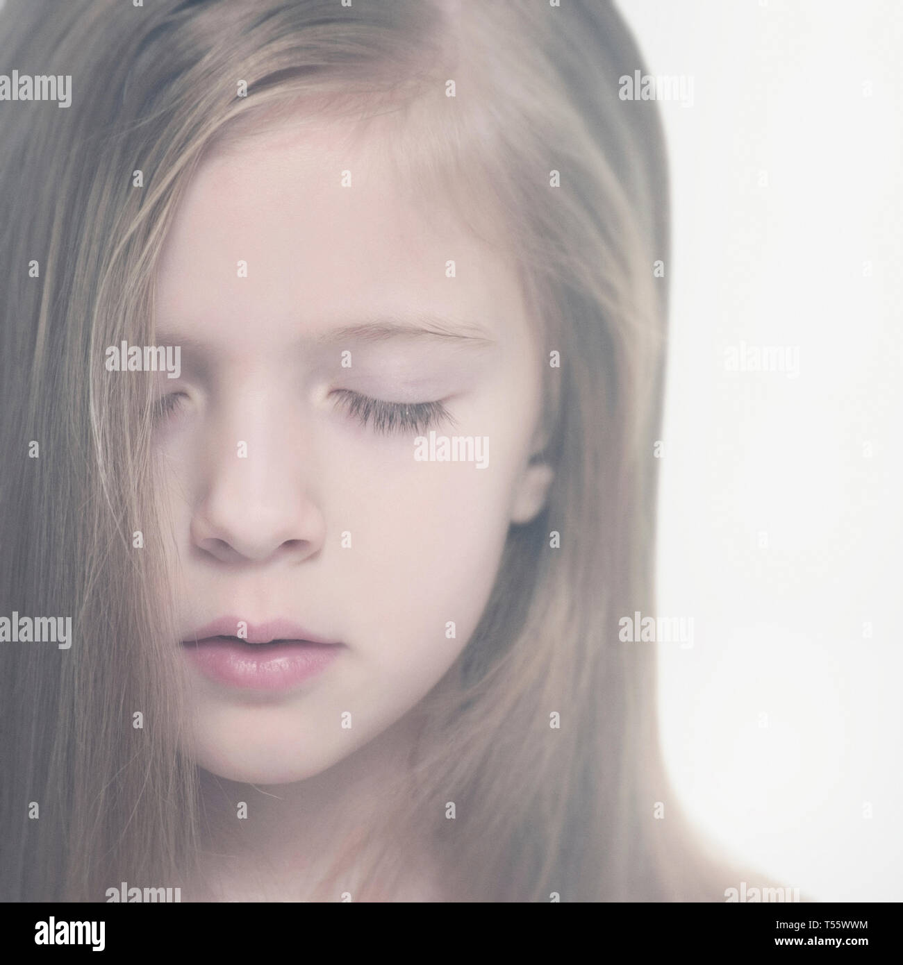 Portrait de jeune fille avec les yeux fermés Banque D'Images