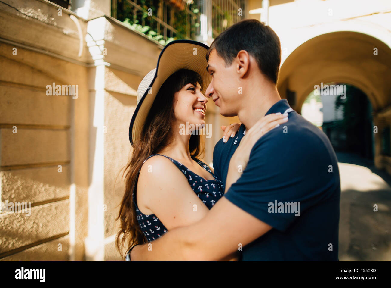 Young couple embracing in courtyard Banque D'Images