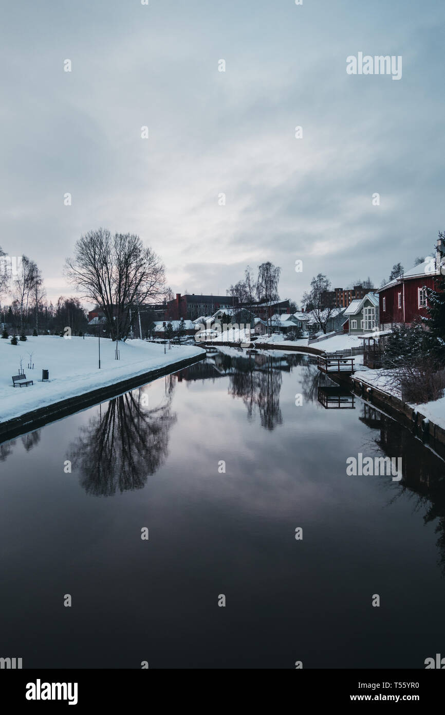 Matin d'hiver par la rivière en Forssa Finlande avec de l'eau calme Banque D'Images