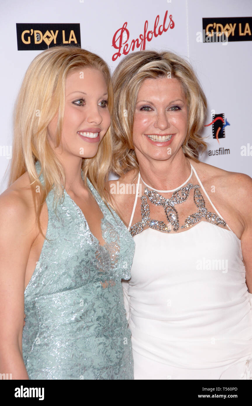 LOS ANGELES, CA. 14 janvier 2006 : la chanteuse/actrice OLIVIA NEWTON-John et sa fille CHLOE LATTANZI à l'icône Penfolds Dîner de Gala, une partie de l'Australie G'Day la semaine, à l'Hollywood Palladium. Olivia a reçu le Prix Excellence. © 2006 Paul Smith / Featureflash Banque D'Images