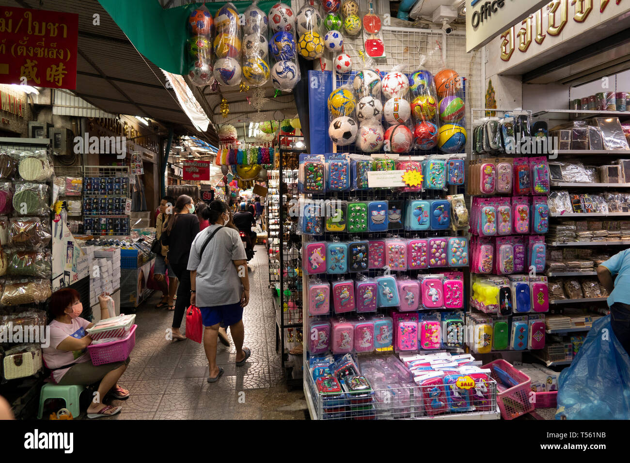 Thaïlande, Bangkok, Chinatown, Yaowarat, Sampeng Lane market, Soi Wanit 1, sac d'école pour enfants et ball shop Banque D'Images