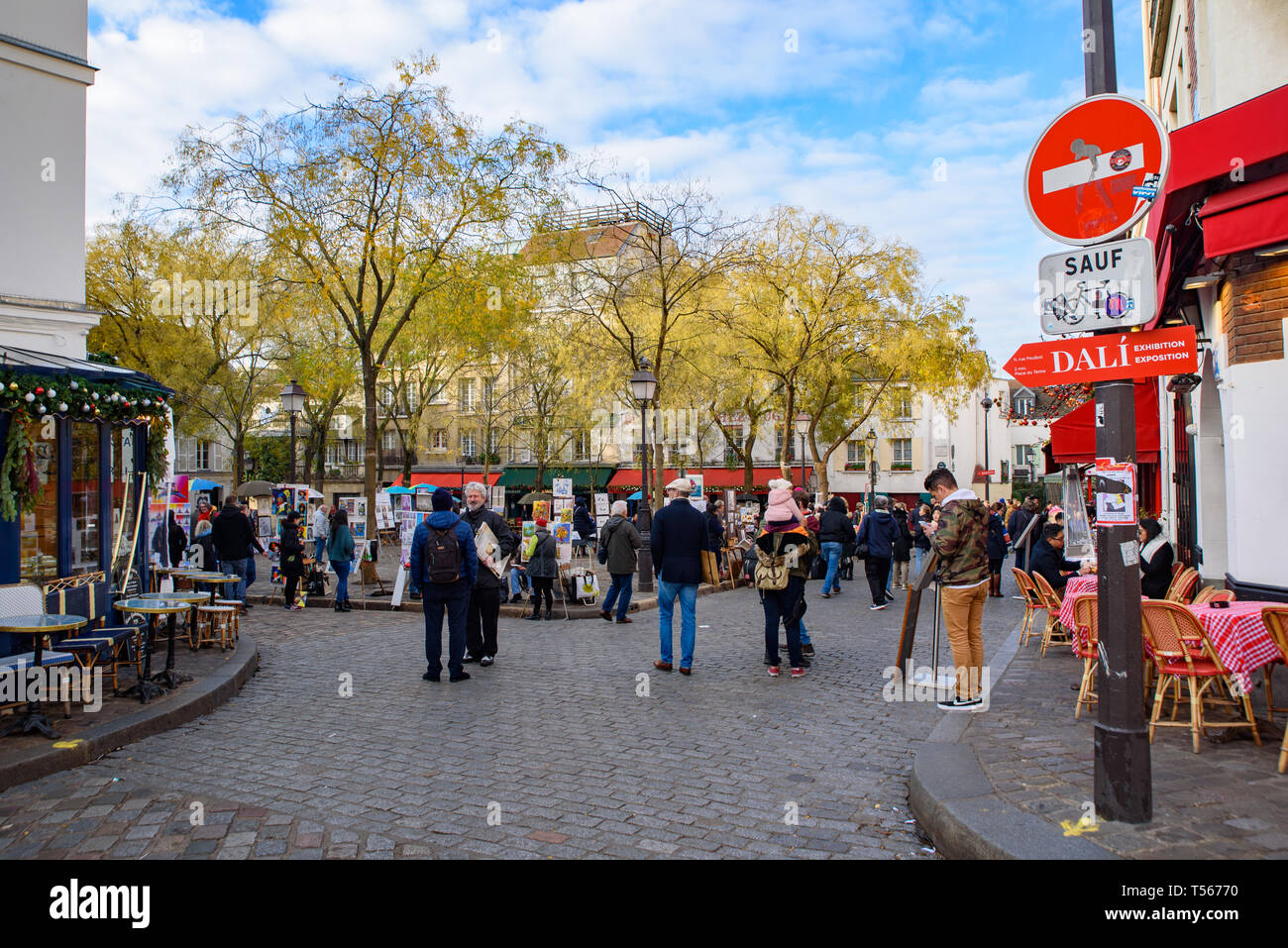 Le carré de la Place du Tertre à Montmartre, célèbre pour ses artistes, peintres et portraitistes Banque D'Images