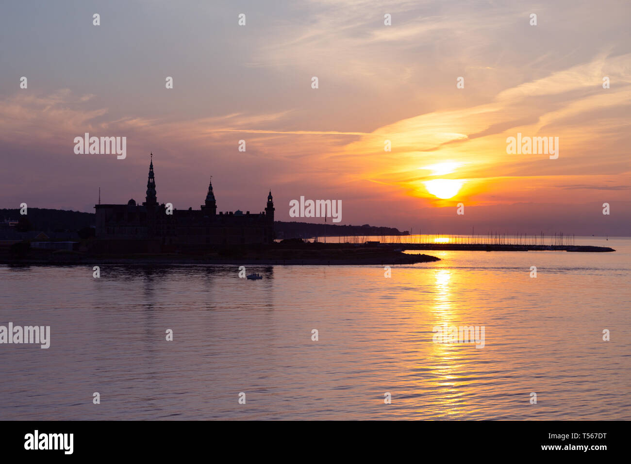 Le château de Kronborg à Helsingor silhouette au coucher du soleil Banque D'Images