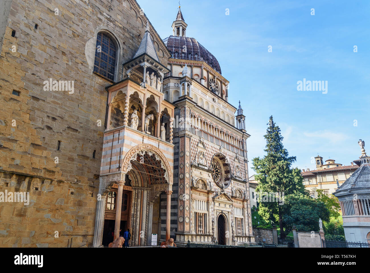 Giovanni da Campione's porche sur le transept gauche de la Basilique de Santa Maria Maggiore et façade de la chapelle Colleoni, à Bergame. Italie Banque D'Images