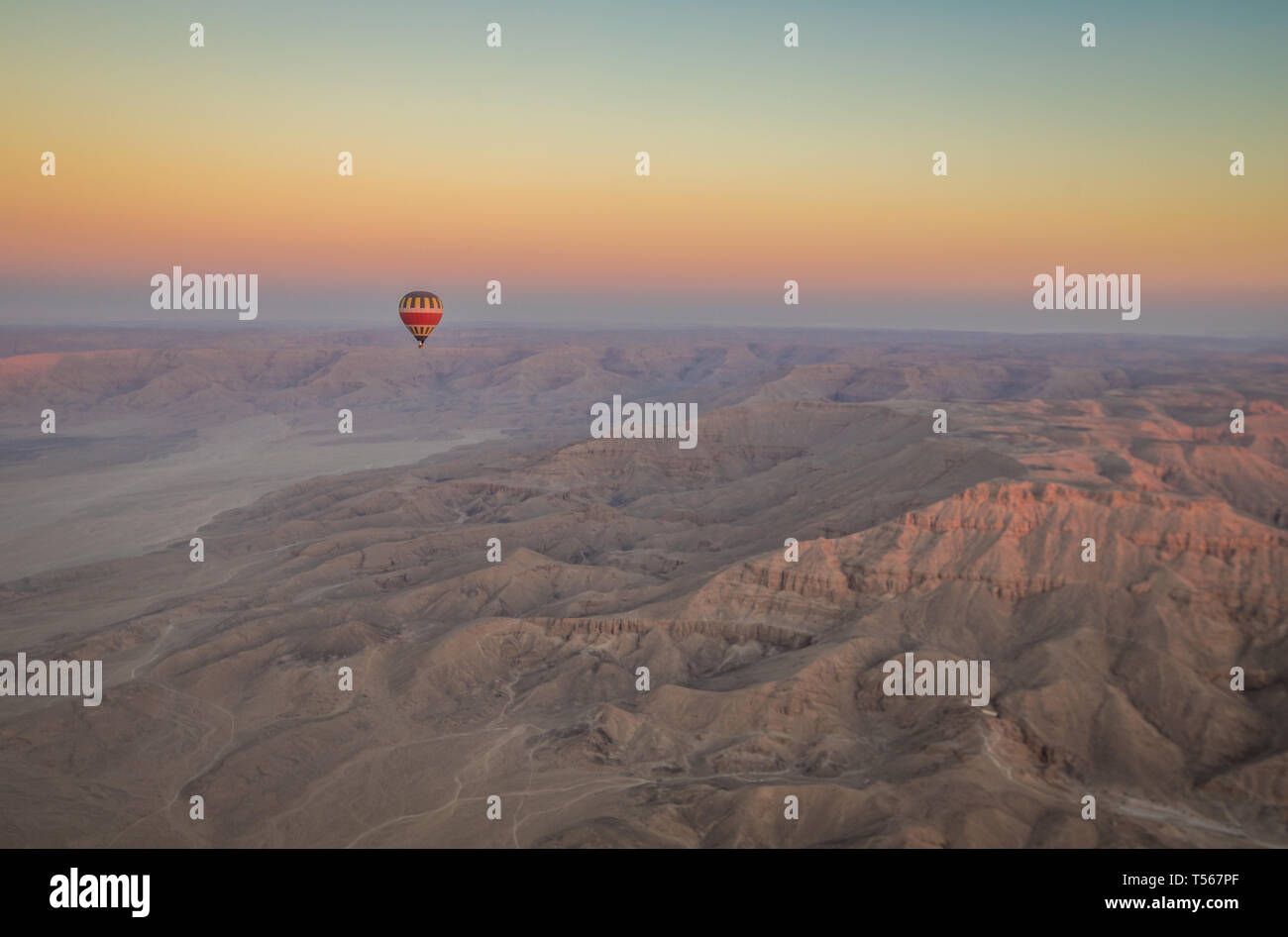 Très bon ballon à air chaud en Egypte désert près de Luxor Banque D'Images