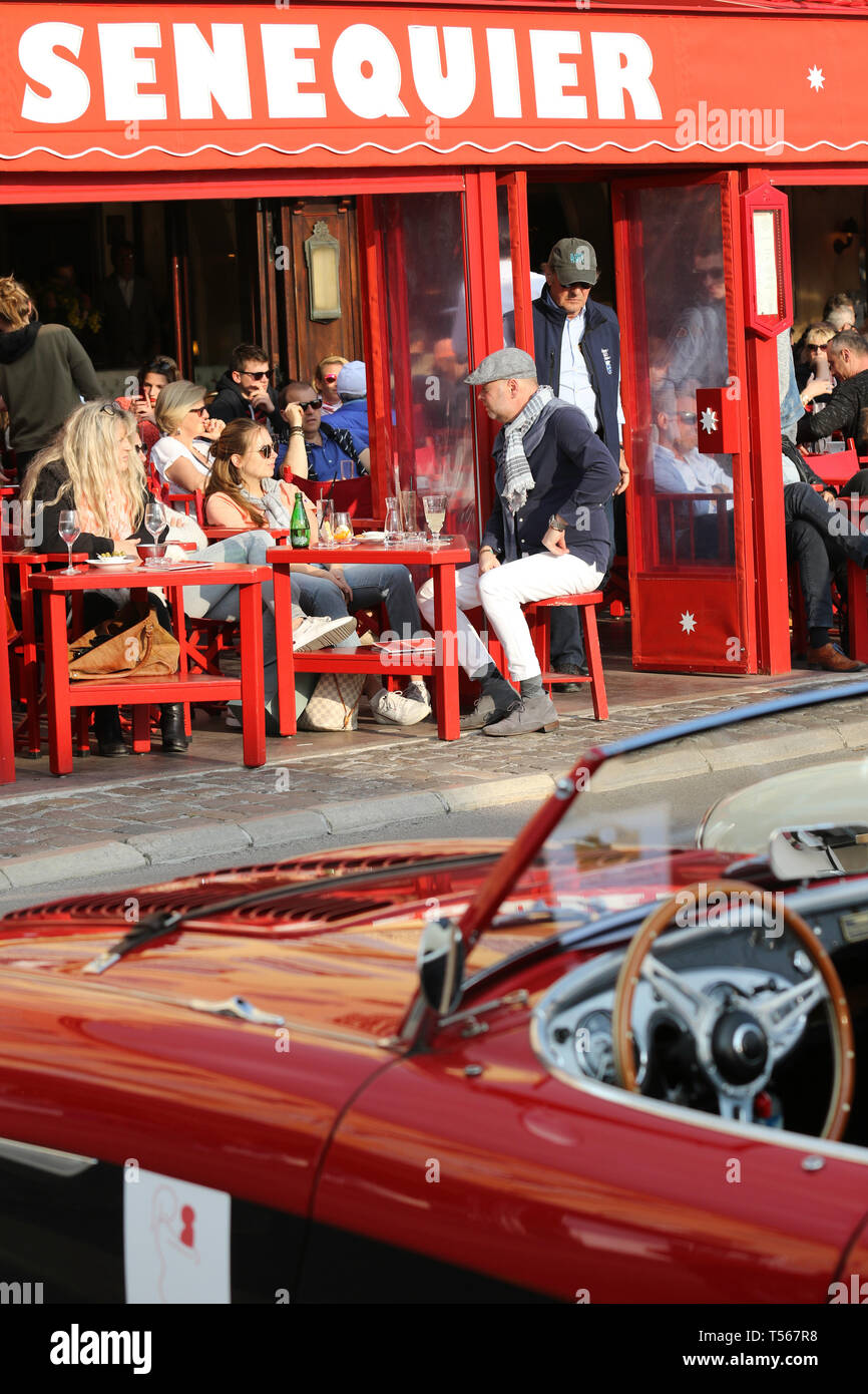 Strada Bella, La Petite Plage Restaurant ouvert, Café de Paris, l'Hôtel Sube, Nouvelle Exposition de voitures, le Port de Saint Tropez Sportmer 12-14 Avril 2019 Banque D'Images