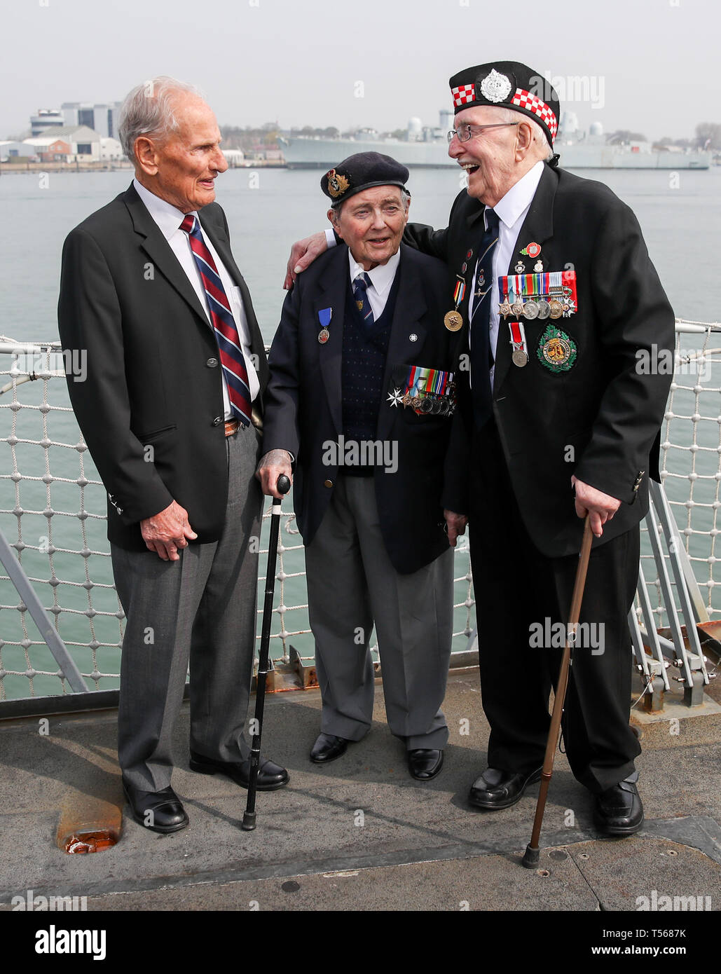 (De gauche à droite) D-Day, 93 anciens combattants Greg Hayward, qui a servi à la RAF, Eric étrange, 95, qui ont servi dans la Marine royale et Leonard Williams, 93, qui a servi dans l'Argyll and Sutherland Highlanders à bord du HMS St Albans, pendant une annonce pour les commémorations du 75e anniversaire. Banque D'Images