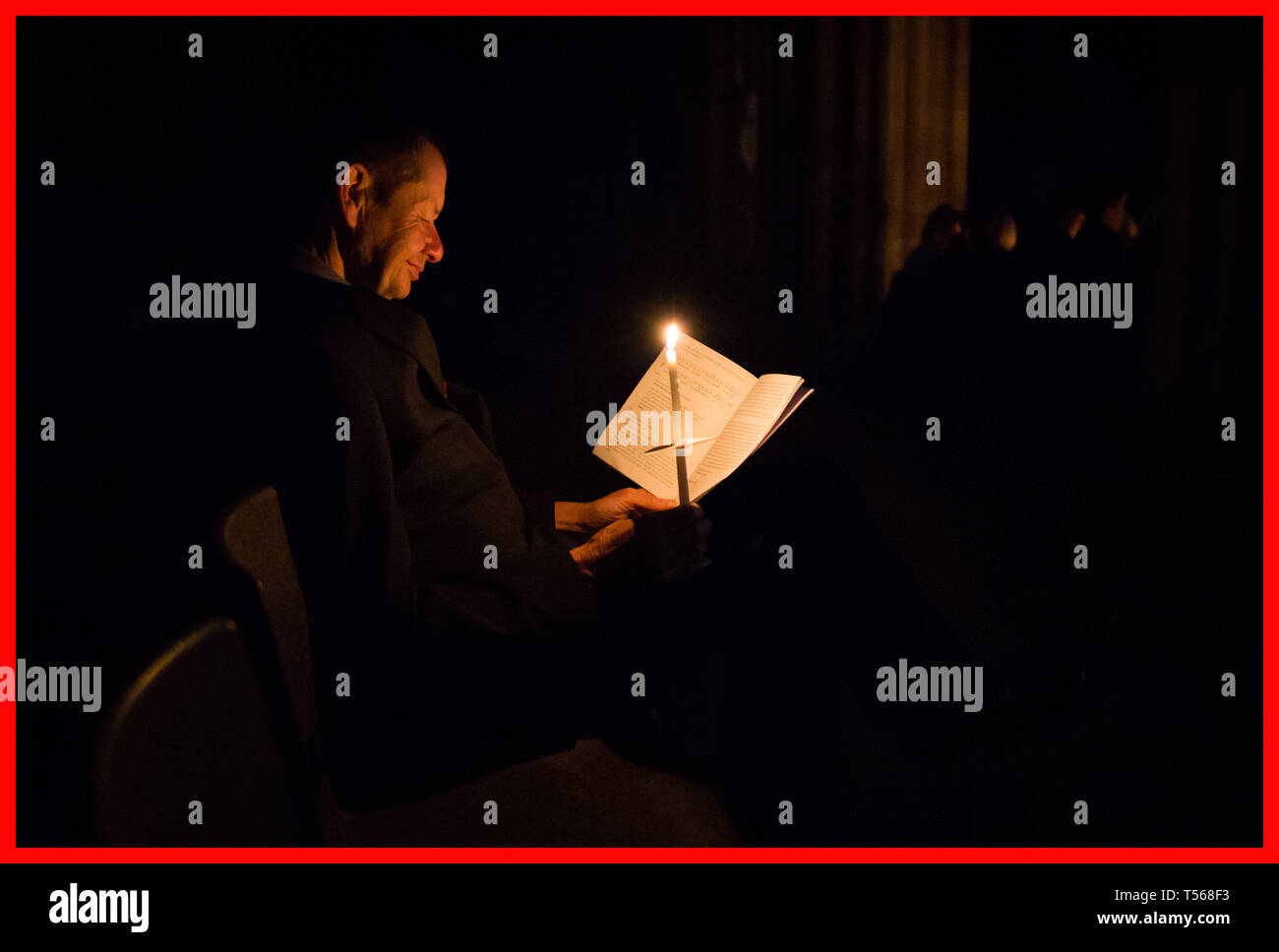 PABest la veille de Pâques aux chandelles et Célébration Eucharistique à la Cathédrale de Lichfield, un service de 5h le dimanche de Pâques pour marquer la croyance chrétienne en la résurrection du Christ comme décrit dans le Nouveau Testament de la Bible. Banque D'Images
