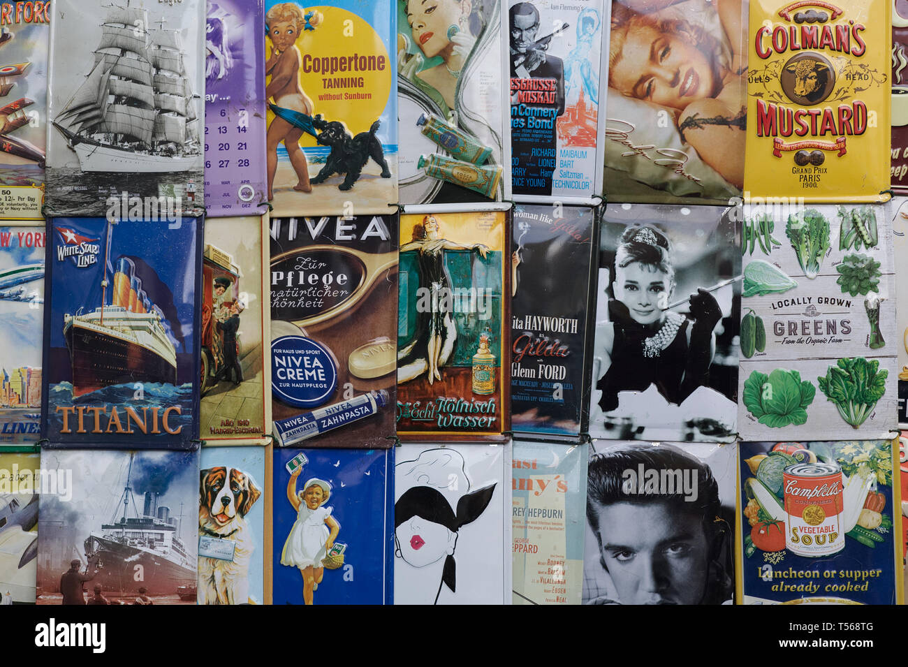 Souvenir touristique de Londres, vintage tin signs Banque D'Images