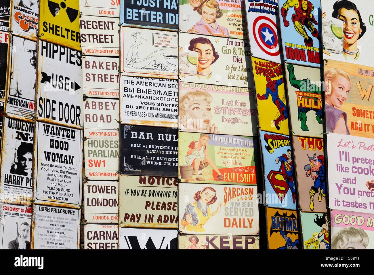Souvenir touristique de Londres, vintage tin signs Banque D'Images
