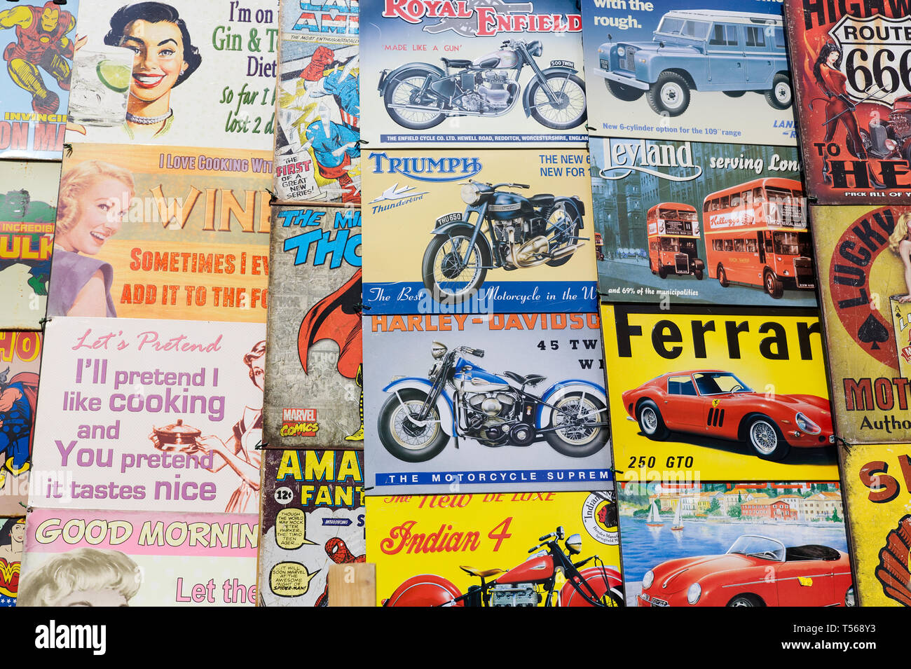 Souvenir touristique de Londres, vintage tin signs Banque D'Images