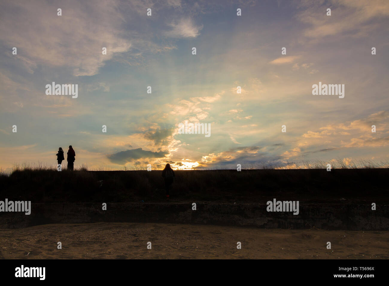 Un magnifique coucher de soleil sur les dunes. Avec des silhouettes. Mer noire, Pomorie, Bulgarie. Banque D'Images