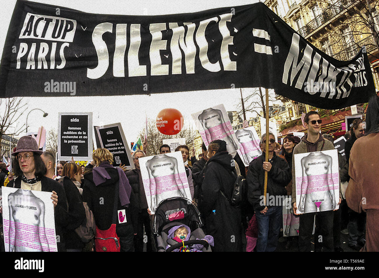 PARIS - Grande foule, Front, Journée internationale de la femme, 8 mars, Act Up Paris, combattre le sida, manifester pour les droits des femmes, contre le sida, 8 mars, slogans de justice sociale Banque D'Images