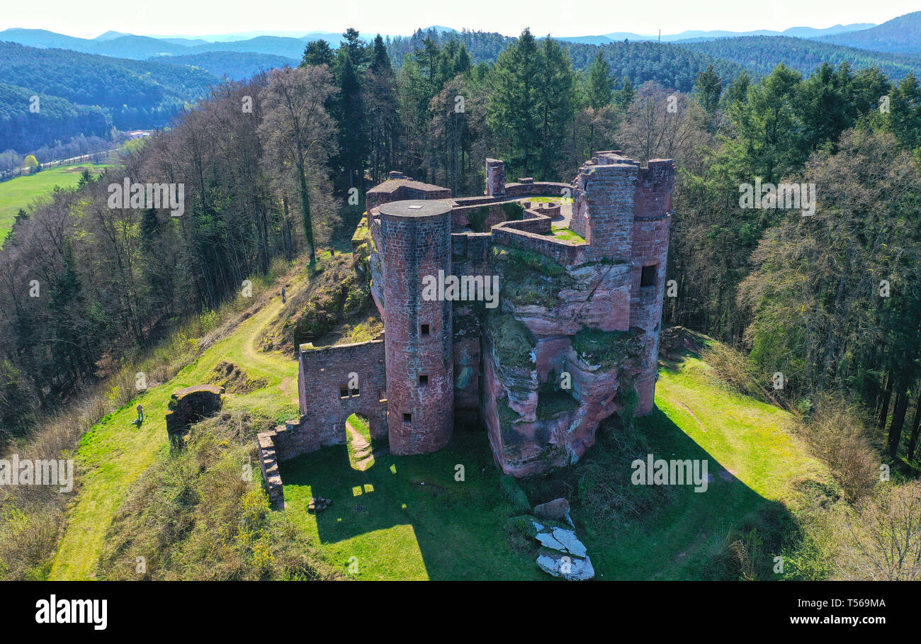 Vue aérienne de Neudahn castle, forteresse médiévale à village Dahn, Wasgau, Rhénanie-Palatinat, Allemagne Banque D'Images