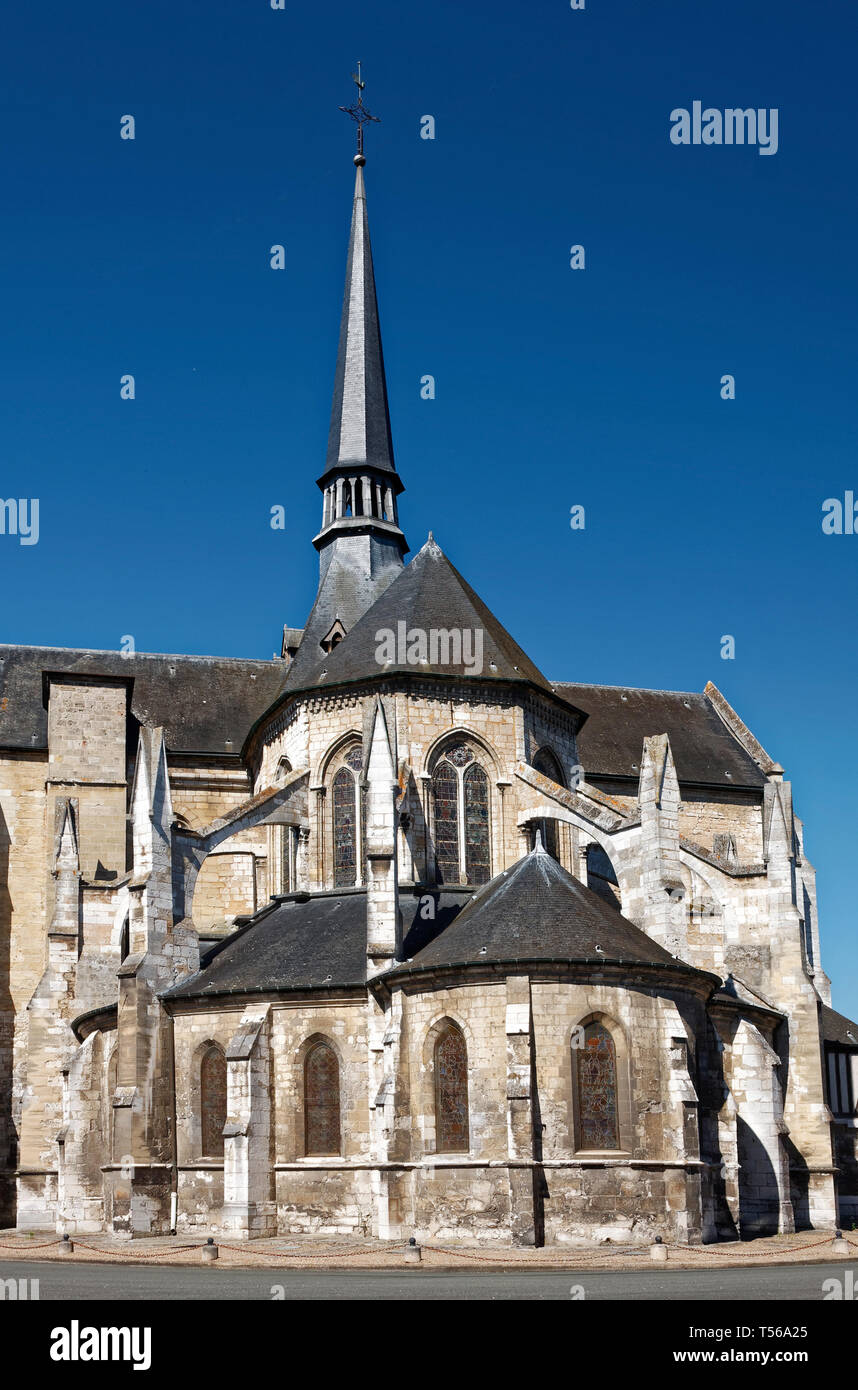 San Église Saint-sauveur, 13 siècle, catholique, ancienne, en pierre, édifice religieux, Petit Château Gaillard, Les Andelys ; France ; Normandie ; été, vertical Banque D'Images