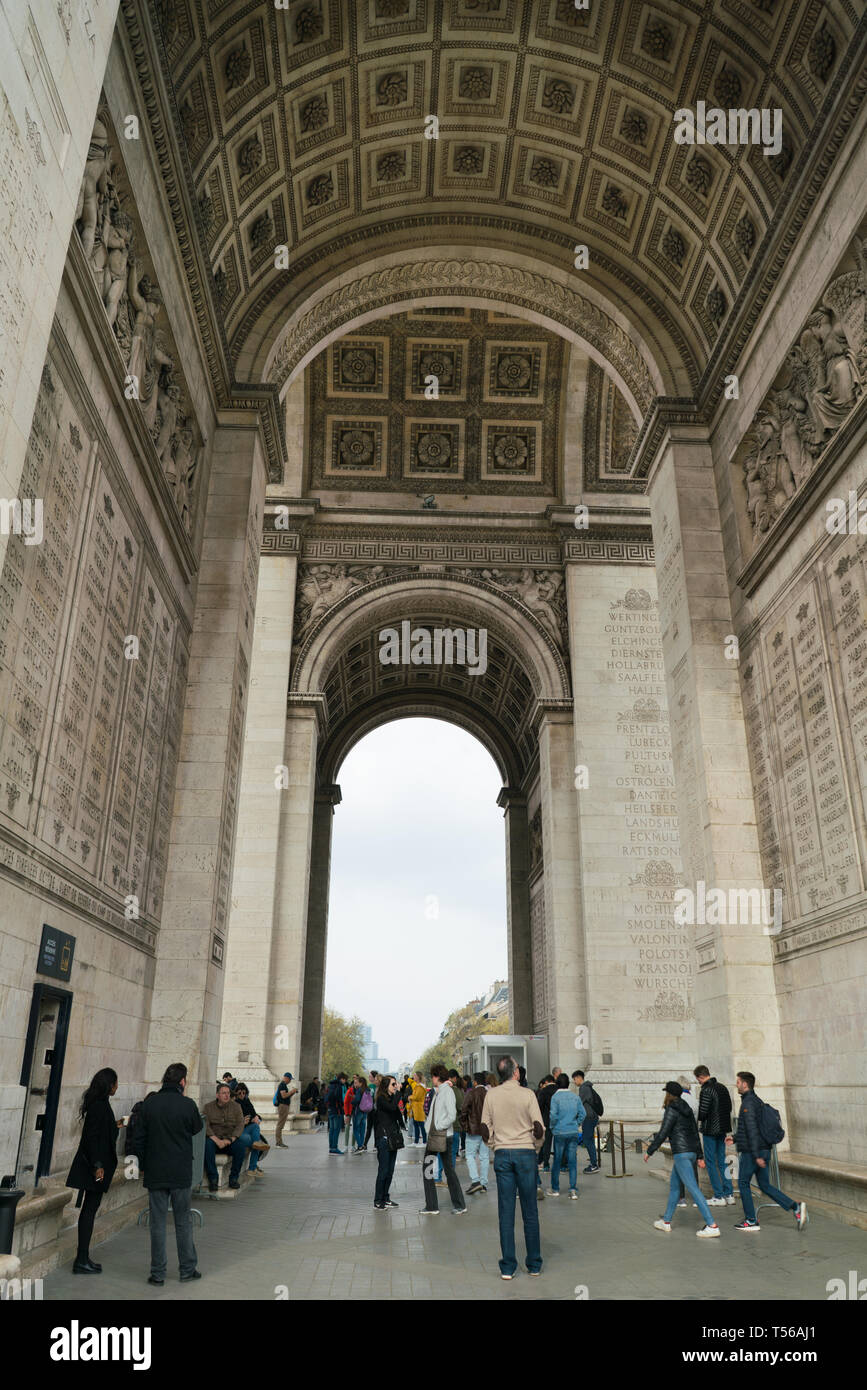 Paris, France - 2 Avril 2019 : les touristes sous l'Arc de Triomphe (Arc de Triomphe) aux Champs Elysées. Banque D'Images