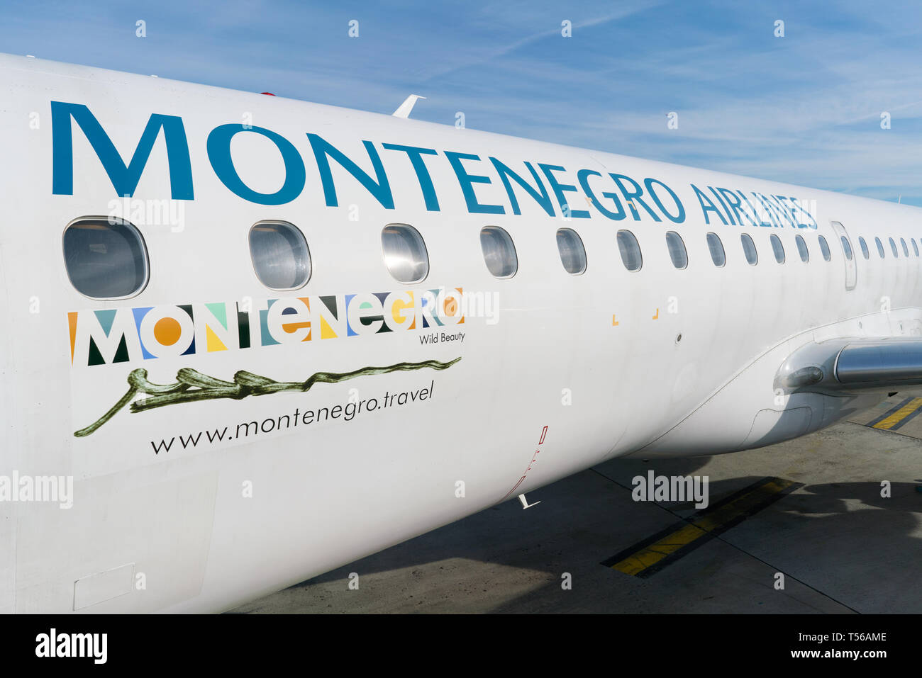 Paris, France - 5 Avril 2019 : avion Embraer ERJ-195LR 4O-AOA du Monténégro Airlines à l'aéroport Charles de Gaulle Banque D'Images