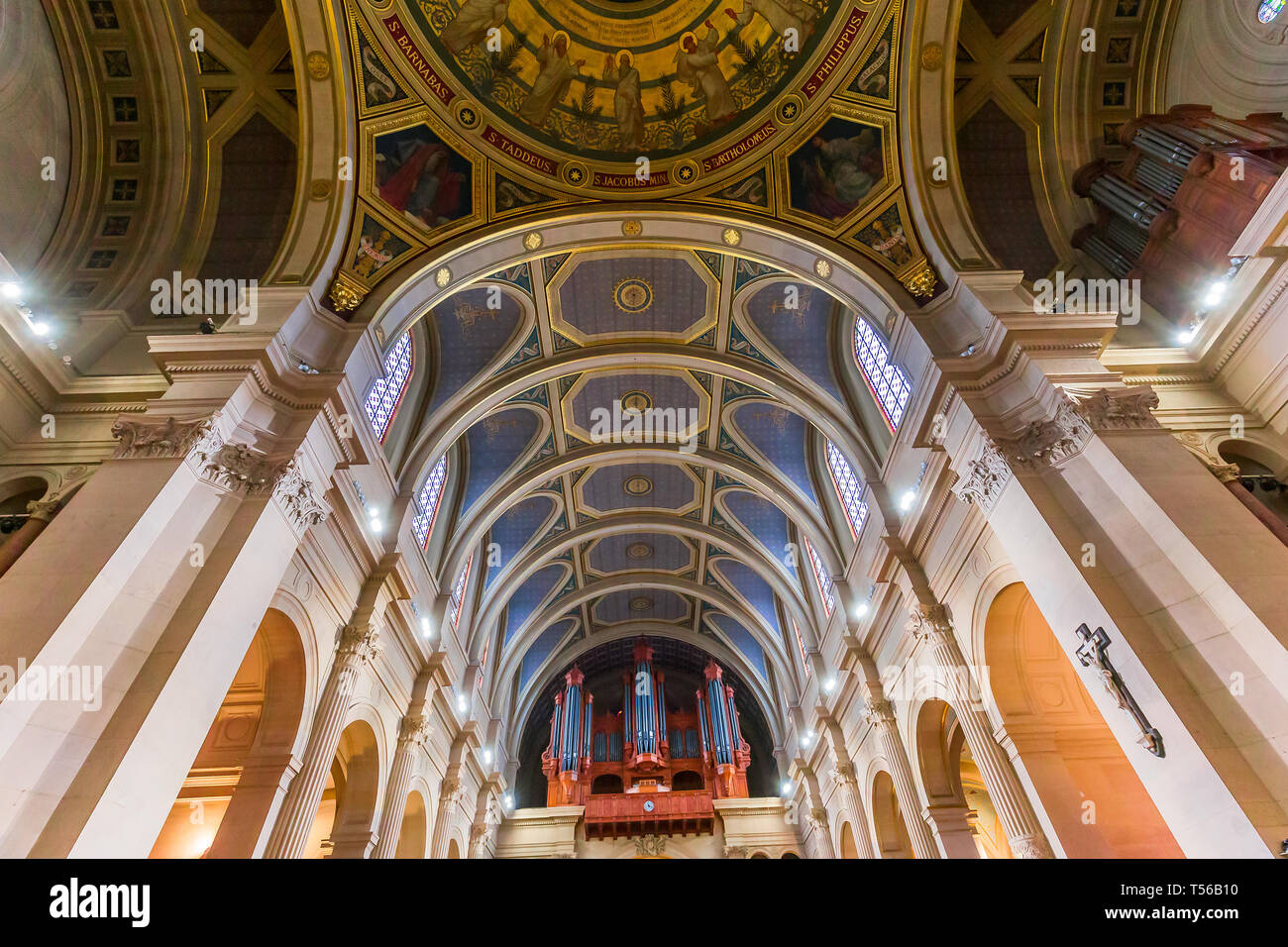 PARIS, FRANCE, le 26 octobre 2016 : l'intérieur et les détails architecturaux de l'église saint François Xavier, le 26 octobre 2016, à Paris, France Banque D'Images