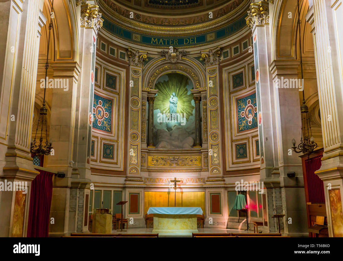 PARIS, FRANCE, le 26 octobre 2016 : l'intérieur et les détails architecturaux de l'église saint François Xavier, le 26 octobre 2016, à Paris, France Banque D'Images