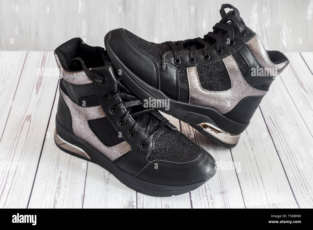 Sneakers noir confortable avec des panneaux gris sur la plate-forme haute avec une fermeture éclair et de la dentelle. Banque D'Images