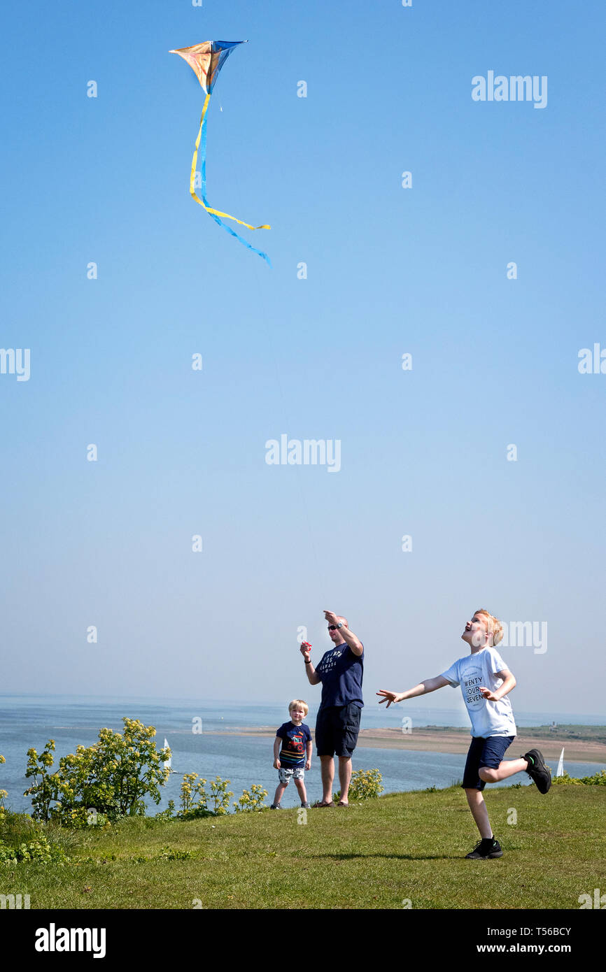 Un père et des enfants flying a kite à Whitstable Kent Tankerton Banque D'Images