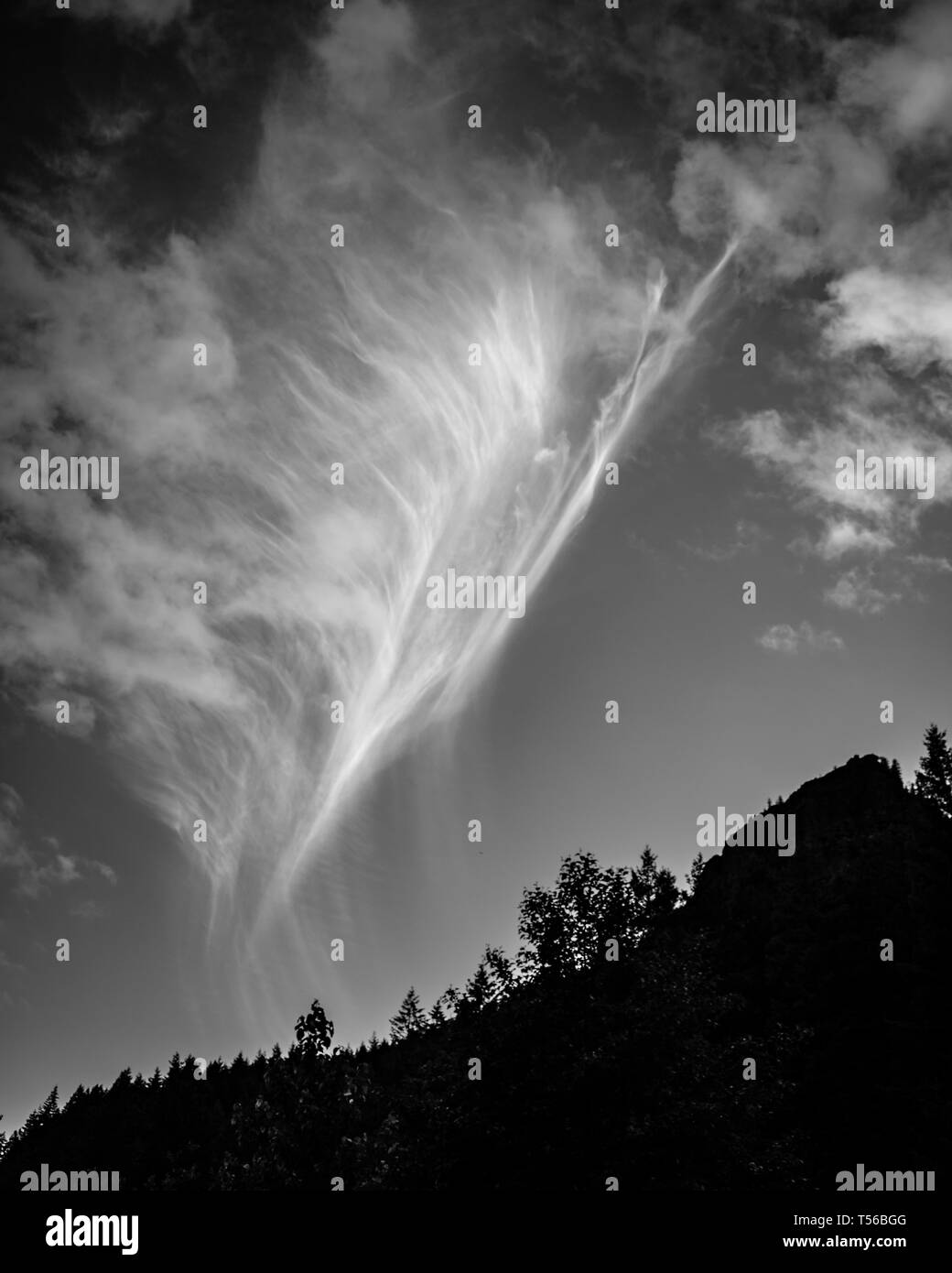 Beau détail cloud avec silhouette d'un littoral montagne Banque D'Images