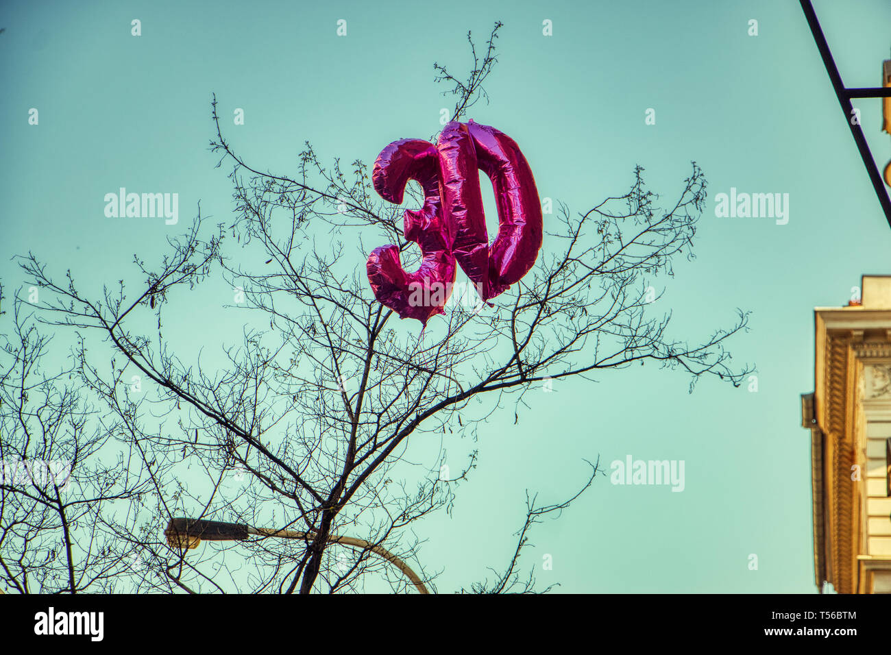 Numéro 30 balloon on blue sky Banque D'Images