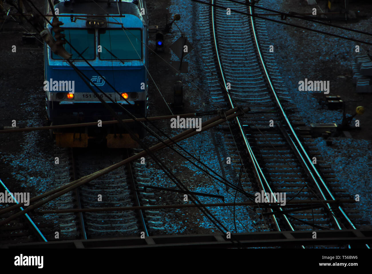 Prague, République tchèque 21 de Avril de 2019 - Train de nuit avec des phares sur Banque D'Images
