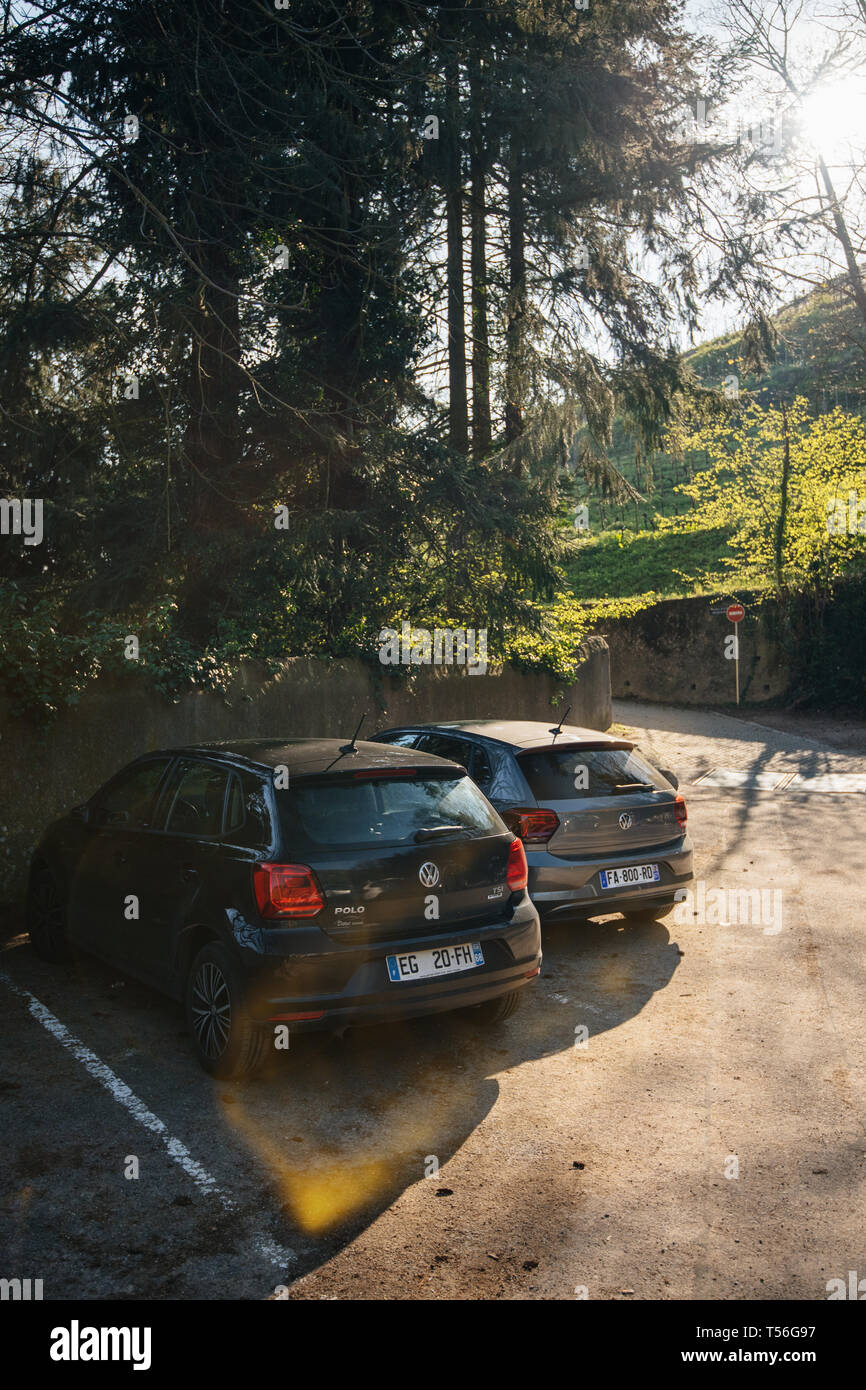 Ribeauvillé, France - Apr 19, 2019 : Vertical image de plusieurs voitures Volkswagen Golf et Polo mini voitures garées dans le grand parking avant le début de la randonnée à pied Banque D'Images